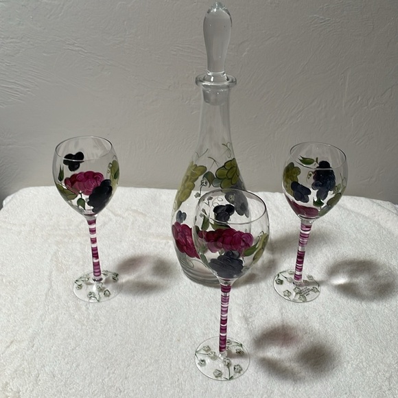 Home Essentials Decanter and Three Wine Glasses - Picture 5 of 9